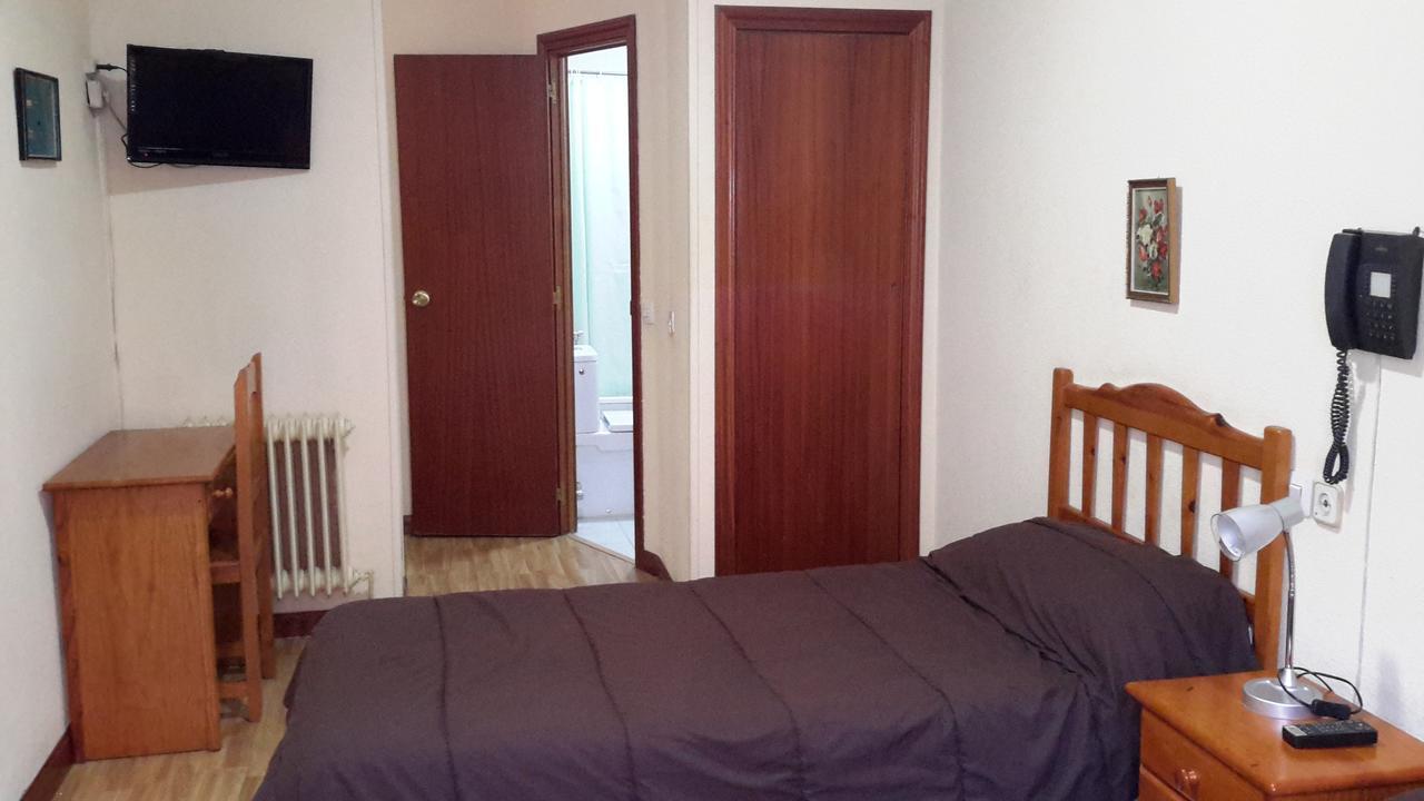 Hostal Rio Parana Madrid Extérieur photo
